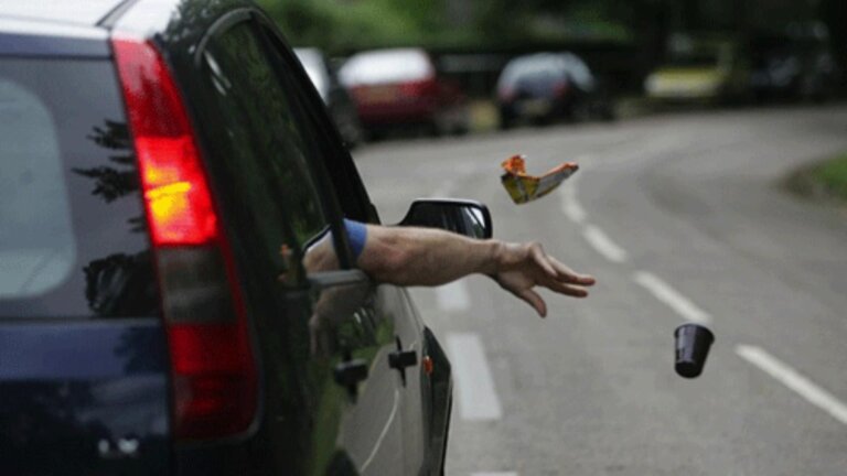 ضبط بـ100 دولار لمن يرمي النفايات على الطريق!