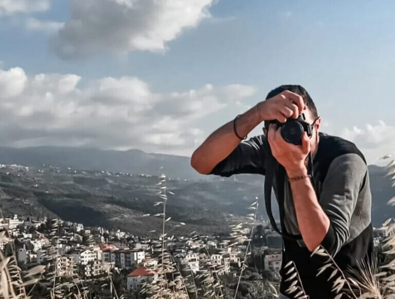 رياض إسحاق…حين يتحوّل الشغف بالطقس والتصوير إلى رسالة لبلدته