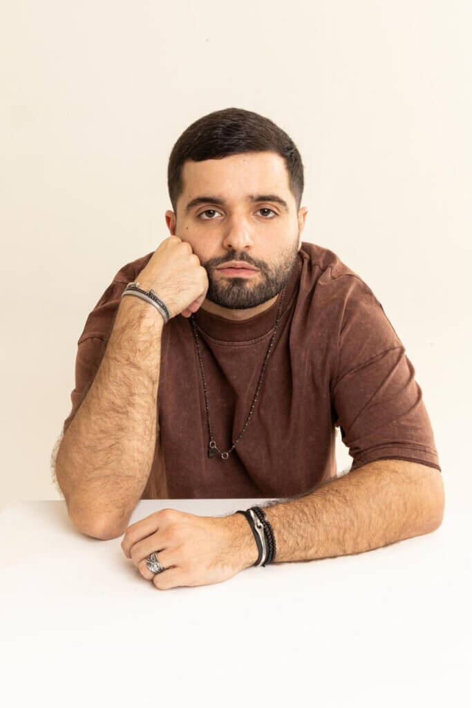 أوليفر قزي يطلق كليب “فينا” مع أنطوني أدونيس ويسلّط الضوء على الفرح بالحياة