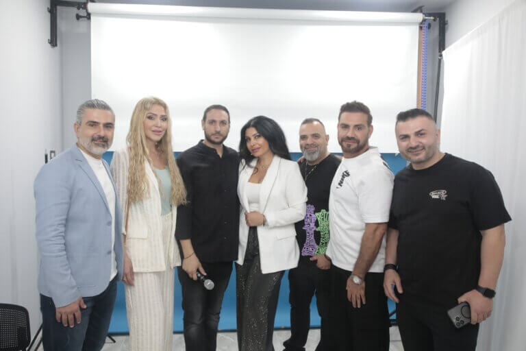 عدسة سزار عمرو تلتقط أجمل اللحظات والذكريات من قلب سوق عاليه نبض المصايف اللبنانية