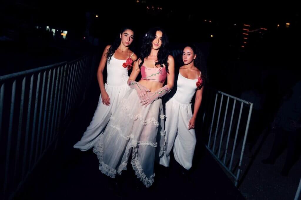 ساره علي: صوت جديد يجمع بين الشرق والغرب في حفل عمرو دياب