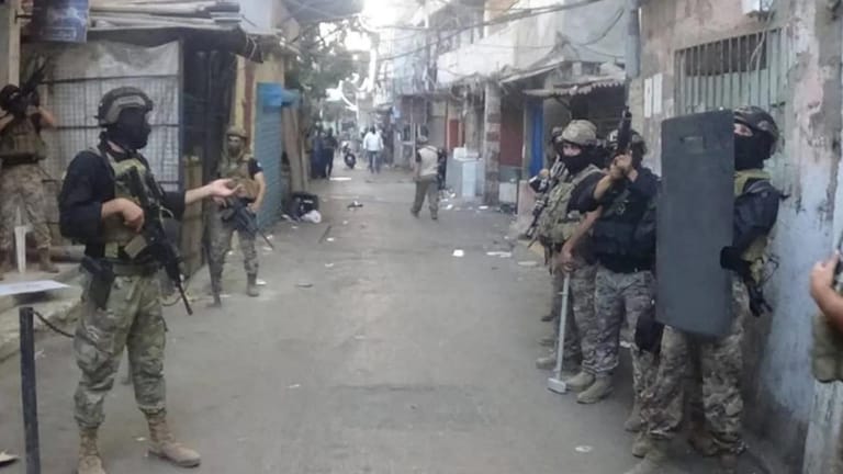 السلاح الفلسطيني إلى الواجهة… وغضب سياسي وشعبي