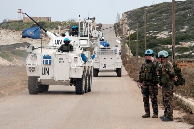 “فتح الطرق وإزالة الركام”… اليونيفيل تقف إلى جانب الأهالي في الناقورة