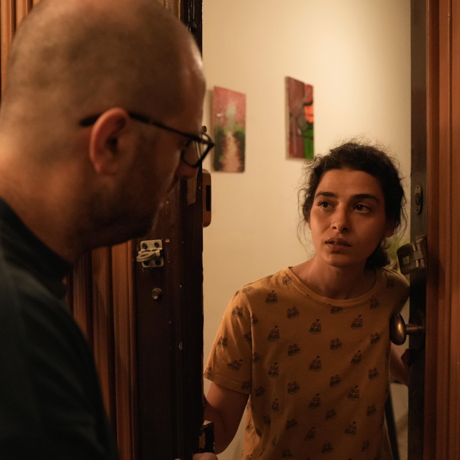 “بطاطا شيبس عَ فستق”…“فرونت رو” و”أباجور” يطلقان الفيلم الروائي الأول لفؤاد يمّين