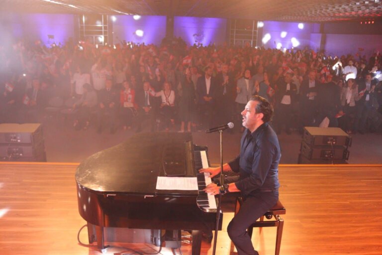 طرابلس تحتفل بالاستقلال على أنغام غي مانوكيان مع Aura Media