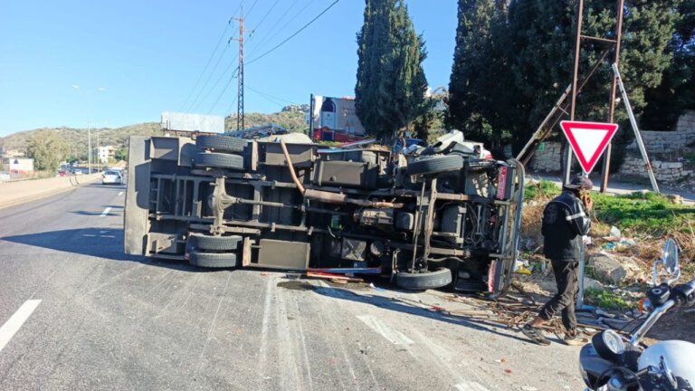 إنقلاب “بيك أب” على أوتوستراد عمشيت