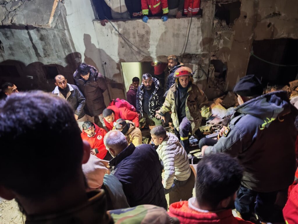 بالفيديو: لحظة انتشال جثّة من تحت الأنقاض