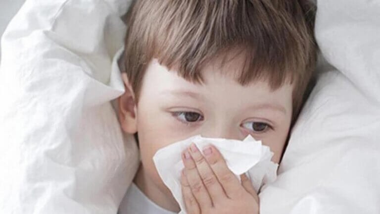 معركة الإنفلونزا الموسمية: استراتيجيات الأهل والمدارس للحد من التفشي