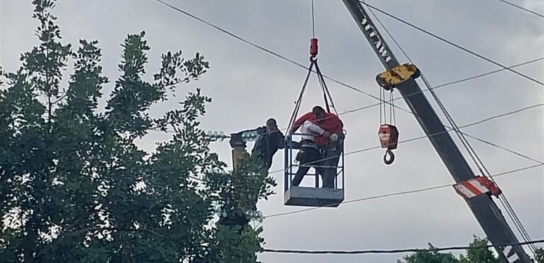 تعرّض لصعقة كهربائيّة خلال عمله… وهذا وضعه الصحيّ