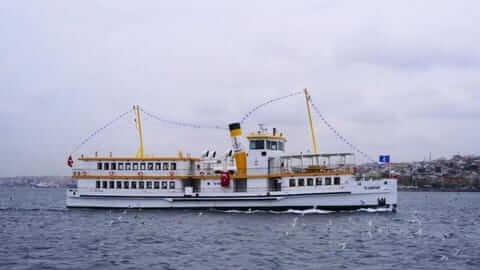 “بنك” عائم.. في وسط البحر!