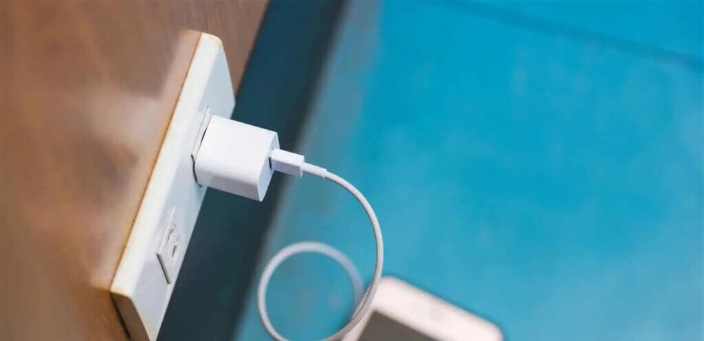 كيف أنهى “شاحن محمول” حياة زوج في ثوانٍ؟