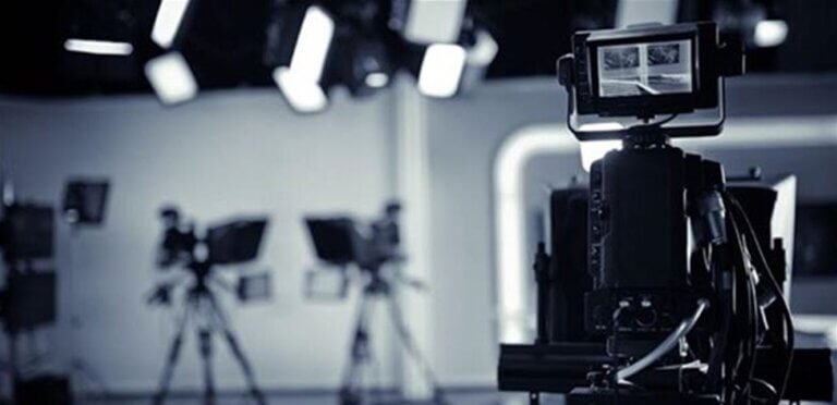 بتهمة سبّ وقذف إعلامي شهير…ماذا حصل؟