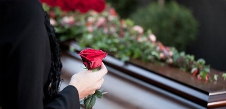 بعد صراع طويل مع السرطان الموت يُغيّب أحد أبرز كتاب الأغاني