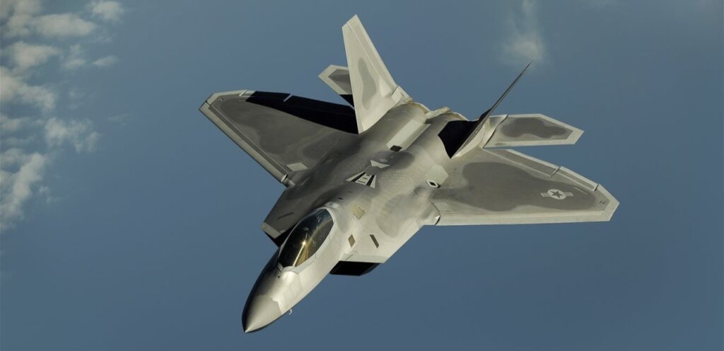 طائرات خارقة تتمركز قرب لبنان.. هذه قصة الـ”F-22″