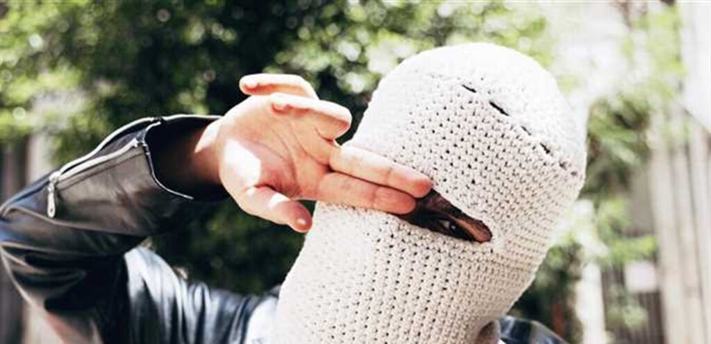 وأخيراً كشف لغز “توواليت “.. معلومات عن المغني صاحب القناع الذي أثار فضول الجمهور