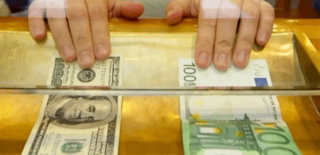 وسط التوترات.. الدولار يكسب واليورو يخسر والطاقة تحلّق