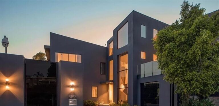 كانت متواجدة داخله.. امرأة تطلق 10 رصاصات على منزل نجمة شهيرة