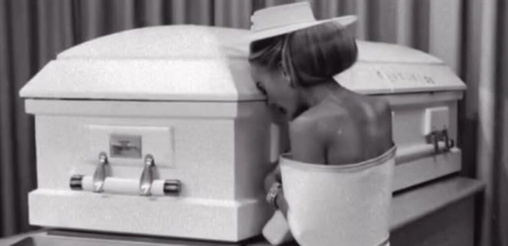 صانعة محتوى شهيرة تُثير جدلاً كبيراً… هذا ما فعلته أمام نعش إبنتها