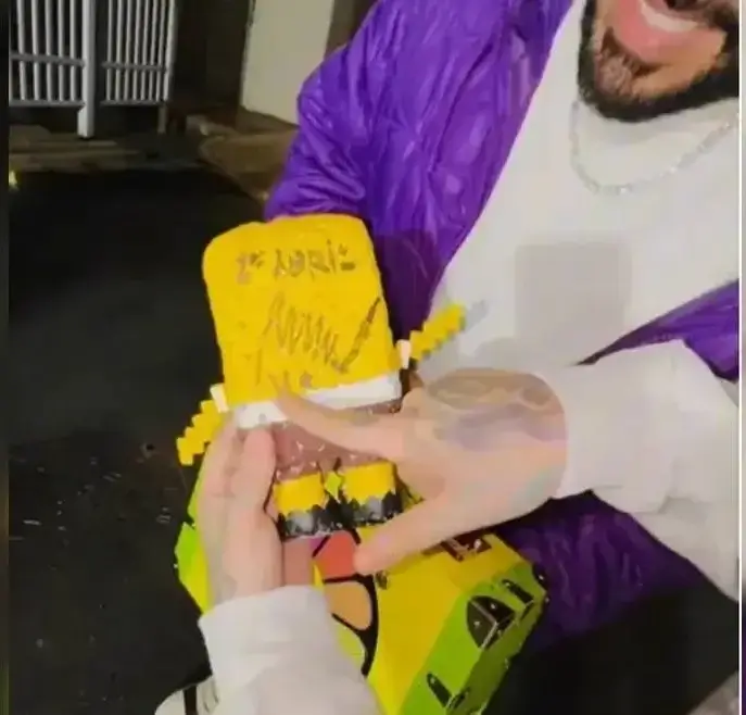 توقيع مادورو يخرج إلى العلن… دمية تكشف ما جرى في الزنزانة