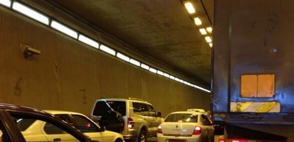 زحمة سير خانقة عند نفق المطار.. اليكم ما جرى
