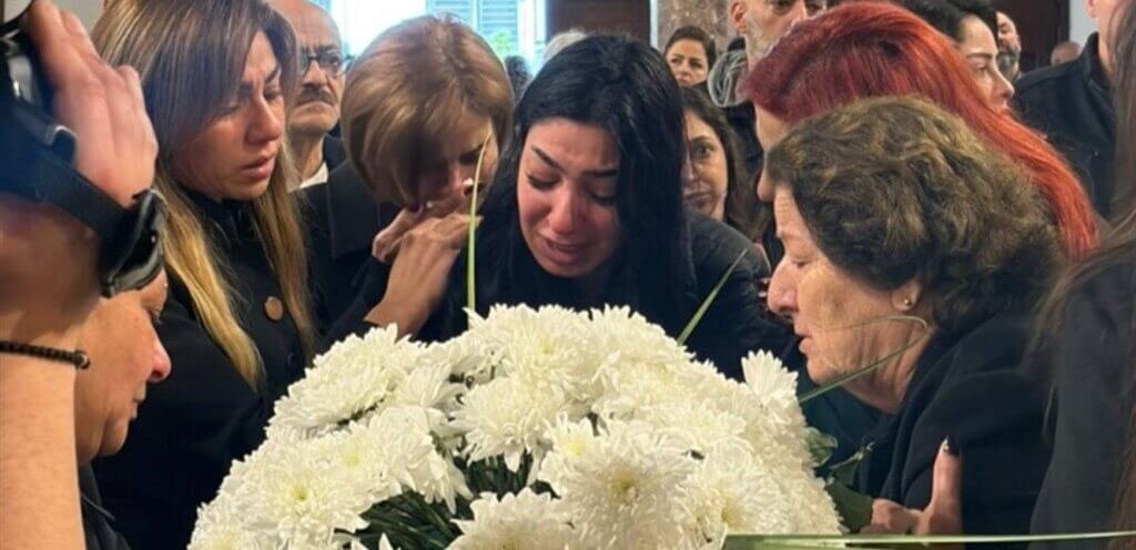 بالصورة: وصول جثمان الشهيدة رولا مطر إلى كنيسة السيدة في سن الفيل