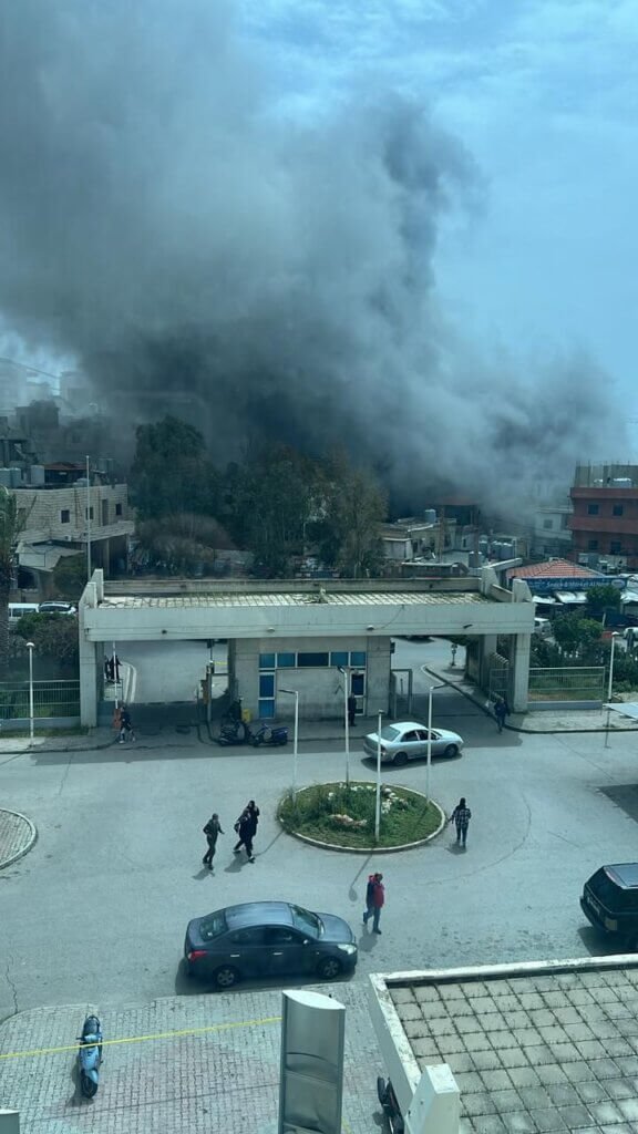 بالفيديو: مشاهد صادمة من مكان الغارة الاسرائيلية على الجناح بدون انذار