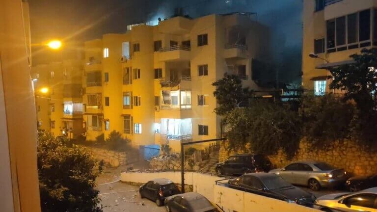 بالفيديو: مشاهد تحبس الانفاس من داخل الشقة المستهدفة في عين سعادة