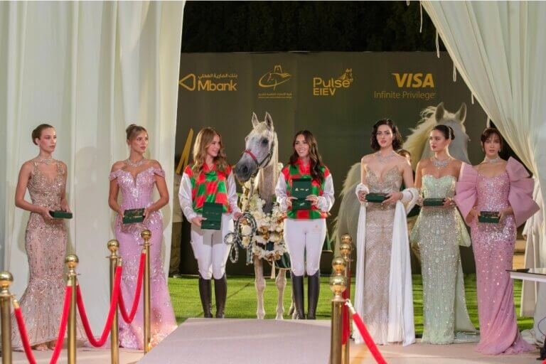 “منصورة” تدخل عالم الخدمات المالية.. إطلاق أول بطاقة ائتمانية تحمل اسم فرس عربية أسطورية