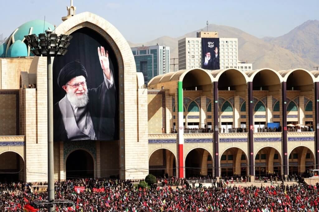 بالصور: اليوم الثاني من مراسم التشييع… صلاة على جثمان علي خامنئي في طهران اليوم