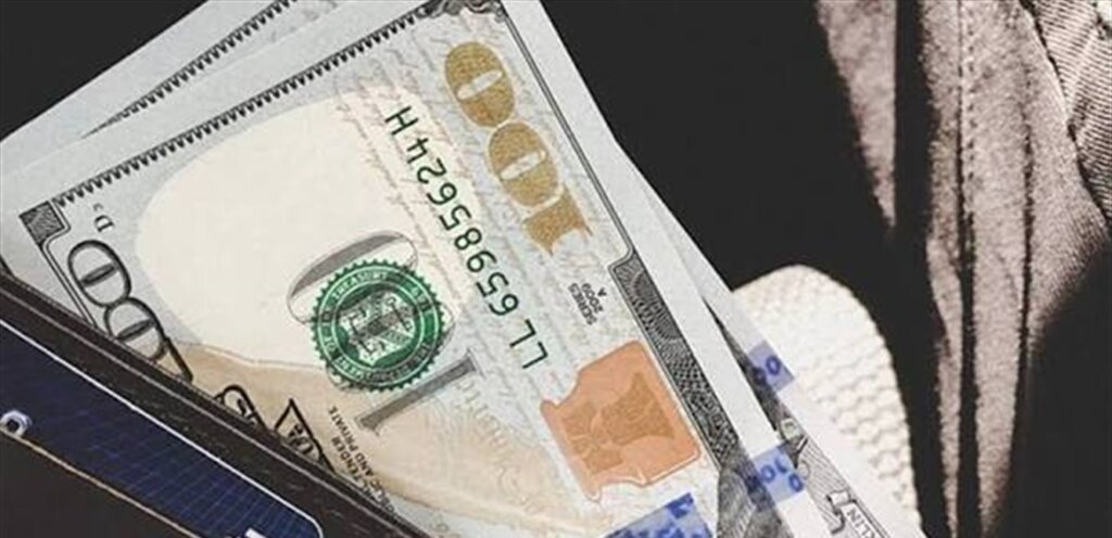 100 دولار مزورة تغزو الأسواق!