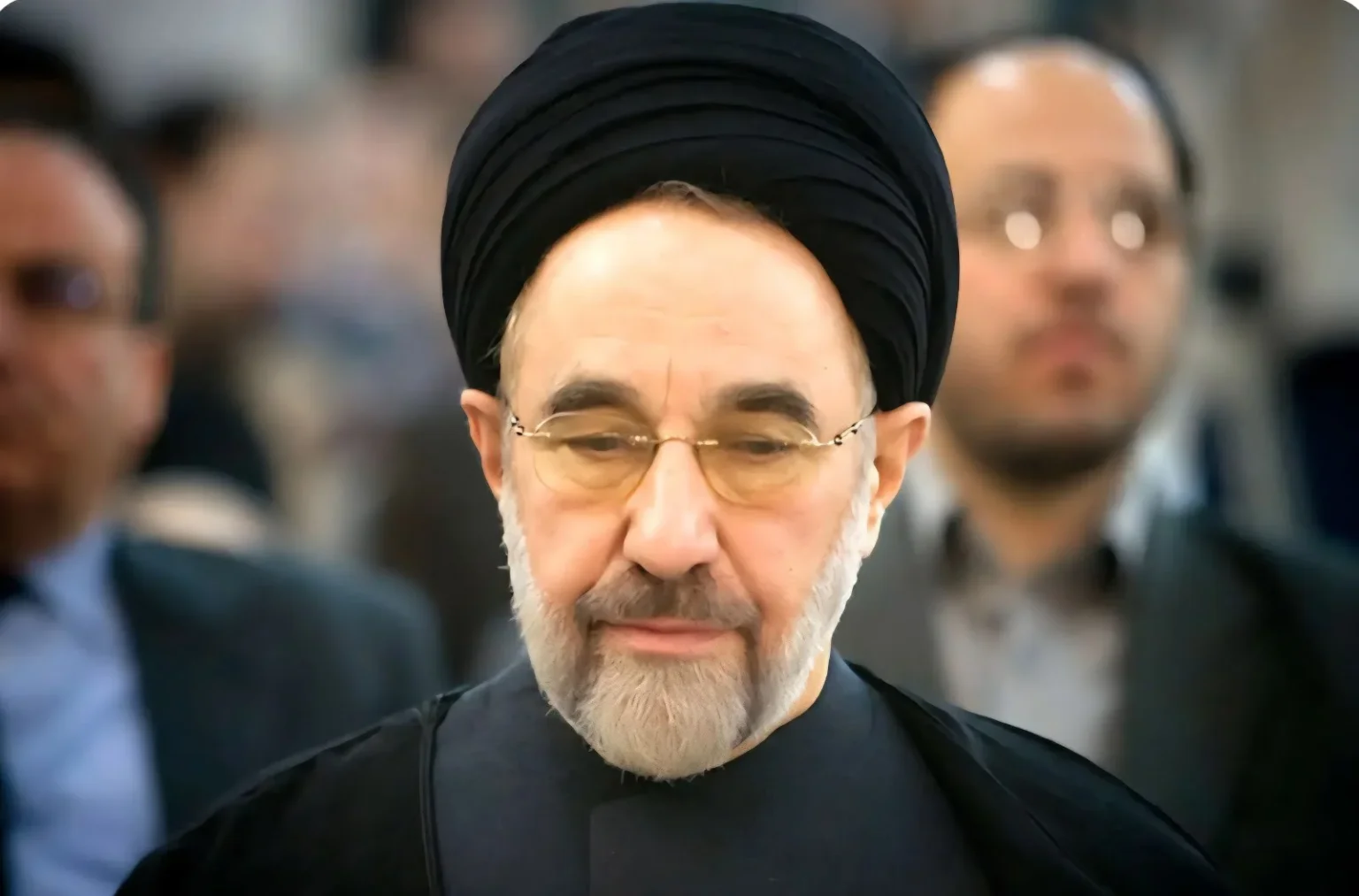 لقاء ما بعد الانتقاد… ماذا دار بين خاتمي وشقيق خامنئي؟