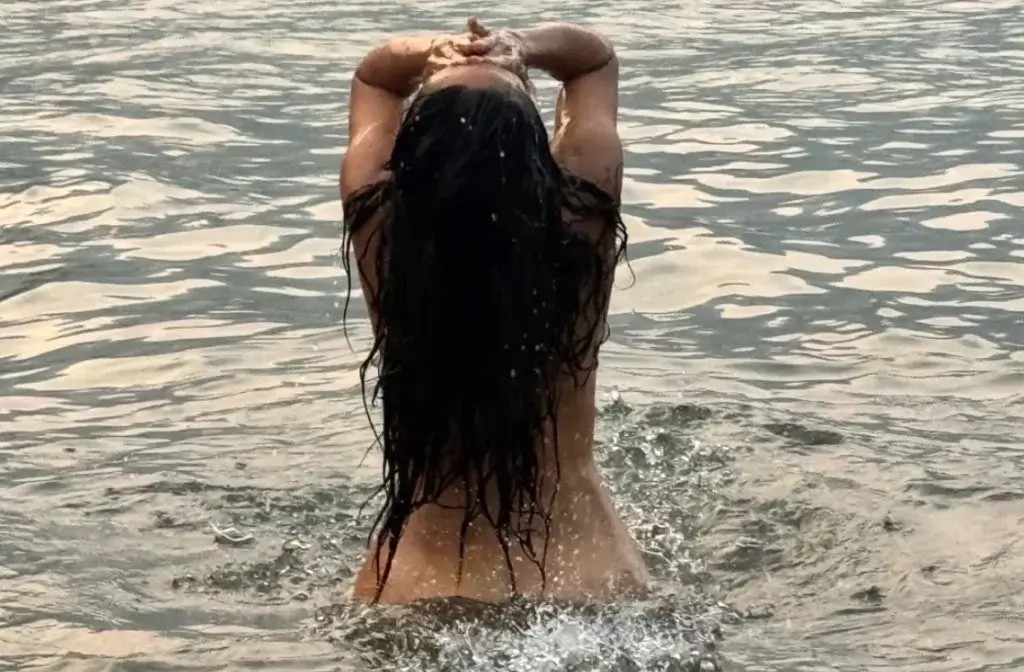 ممثلة اللبنانية الأصل تحتفل عارية في البحر بعيدها الـ60