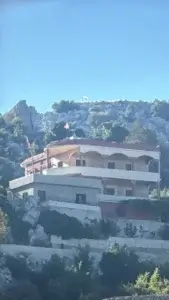 العلم الإسرائيلي فوق إحدى التلال!