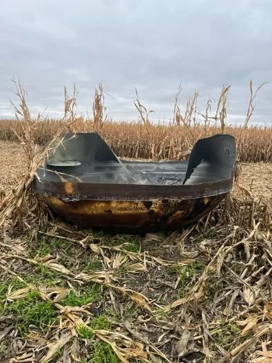 جسم غامض وسط حقل ذرة… هل سقط من الفضاء؟