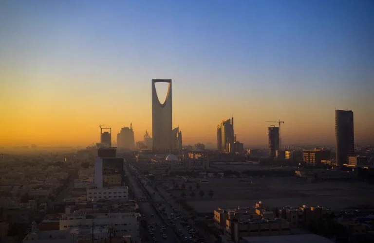 في الرياض.. إطلاق إنذار مبكر بشأن تهديد جوي معاد